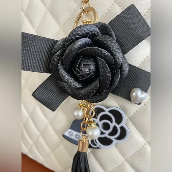 Black and White Camellia Flower Purse Charm Keychain/Bag
Charm/Car Charm - Picture 3 of 3